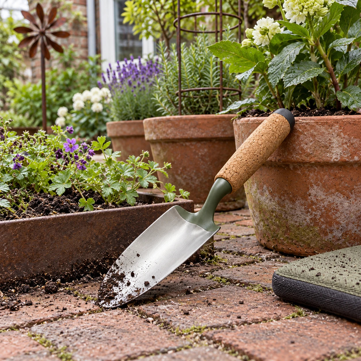 Plantschep met kurken handgreep